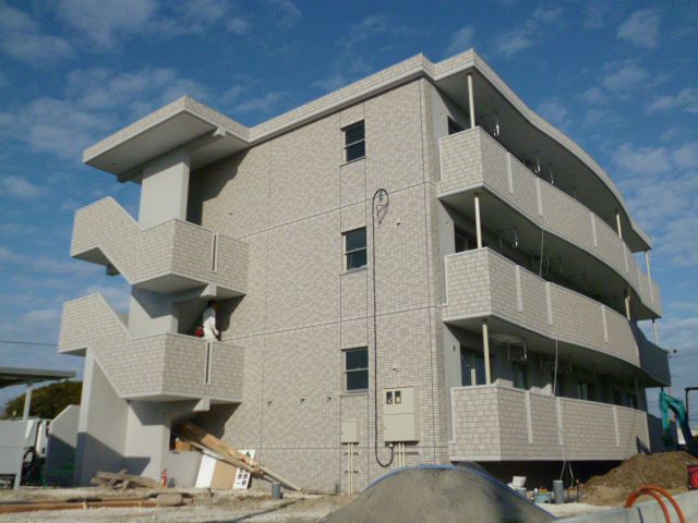 タイル張りのスタイリッシュな外観です