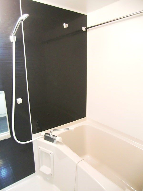 シックな雰囲気の浴室