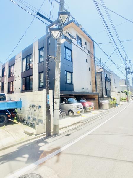 青空に映える色使い！元気が出ますね。