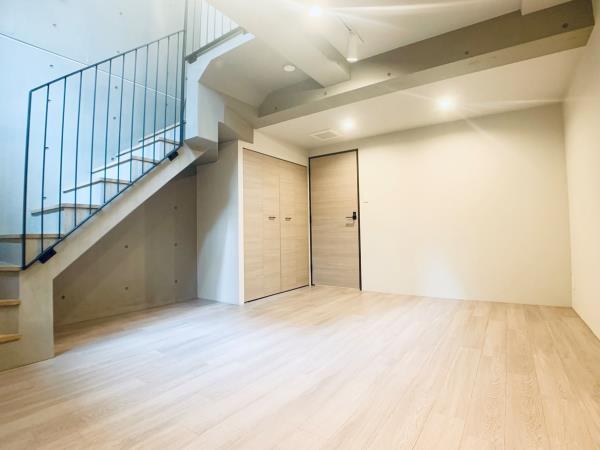 ひろびろとしているのに落ち着くおこもり感は、地下のお部屋の特権です！