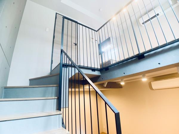 このちょっとした隙間から、下階のお部屋がぐるっと見渡せるのもイイんです。