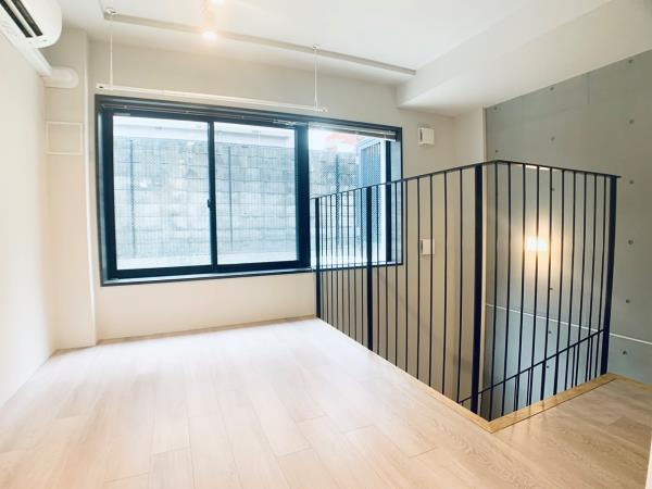 階段を登って、地上のお部屋。窓が大きくて明るい！