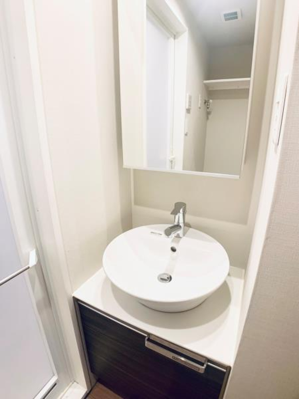 地下にある水回り。丸い洗面ボウルが可愛い…！