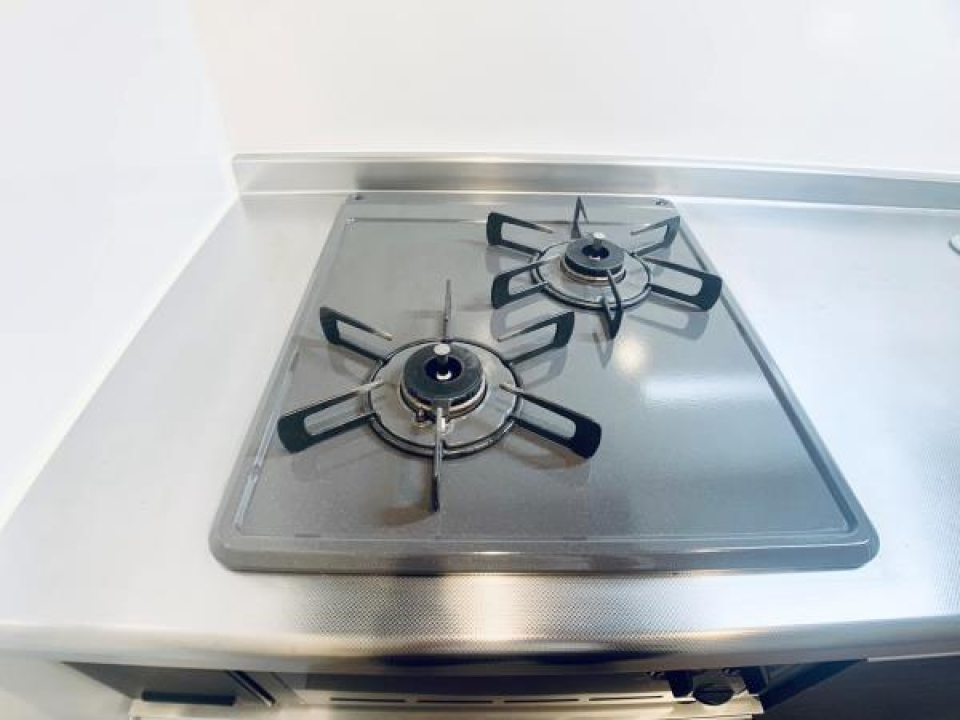 グリル付きの二口コンロ。ポップコーンを弾けさせながらキャラメルソースも温められます。