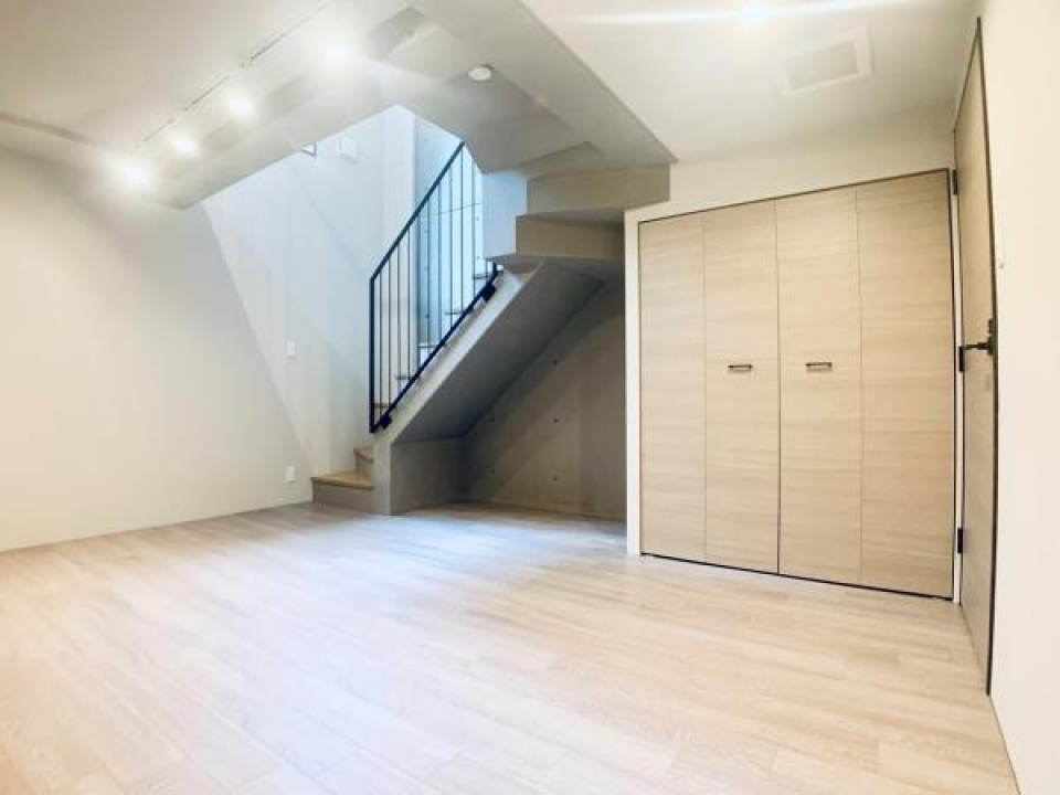 大きなソファもいいし、思い切って大きなベッドをどーんと置いてもいいな。