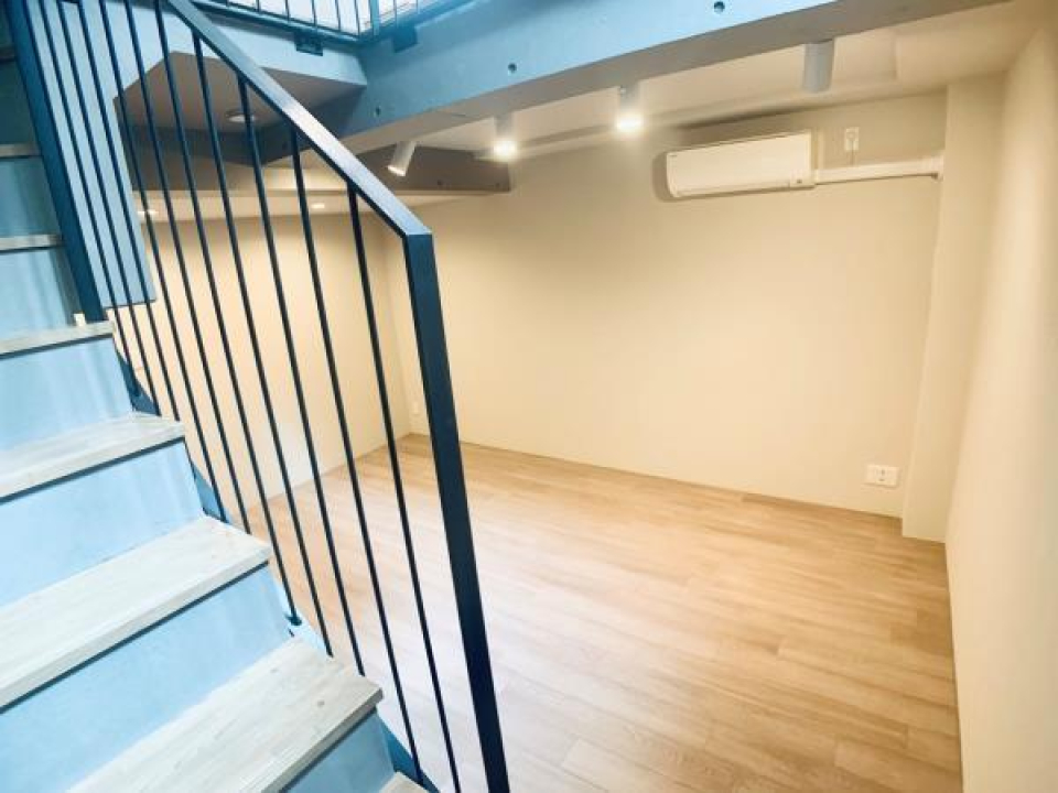 白い壁にプロジェクターを投影したら、大画面で映画を楽しめます。