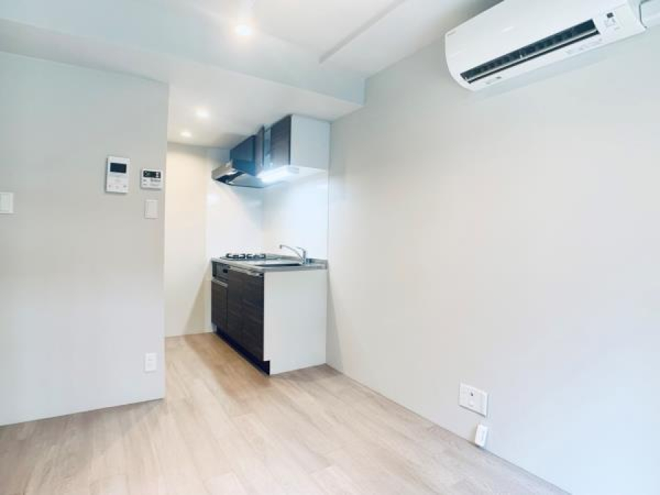 冷蔵庫はキッチン背面に。横にはラックがあると便利かも。