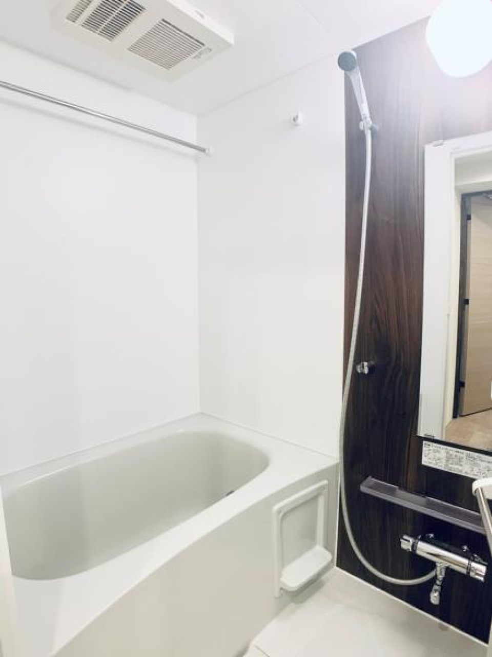 ここでゆったり長風呂して、お風呂上がりは大画面で映画…なんて良すぎる！