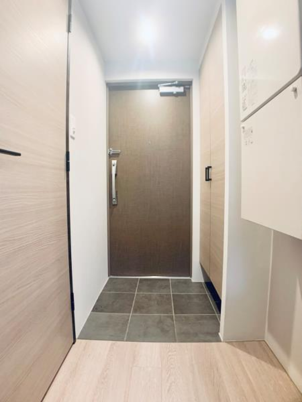 玄関もきれいで明るい気持ちになれますね。