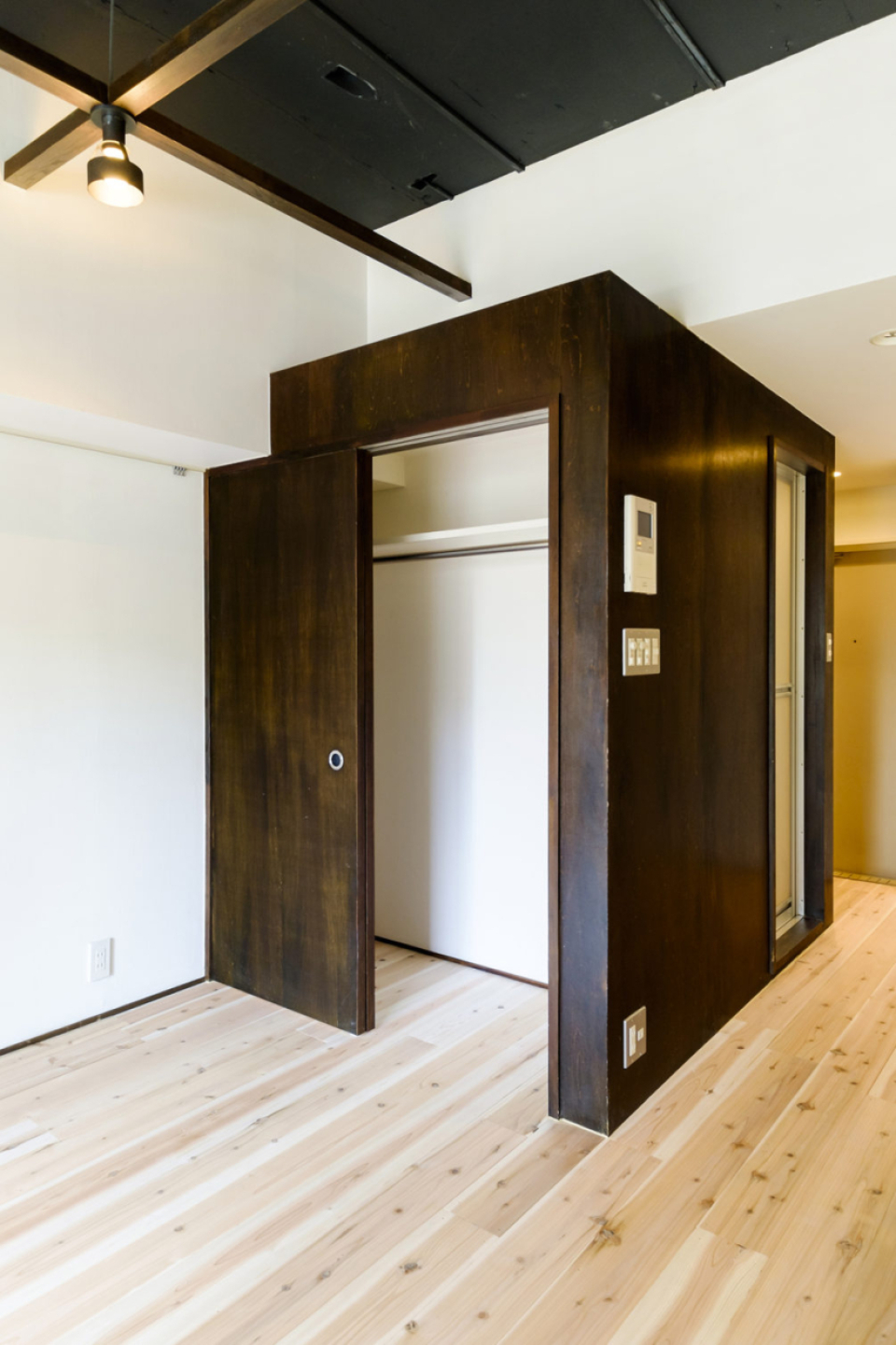 ワイドな収納もあるので荷物はここに。