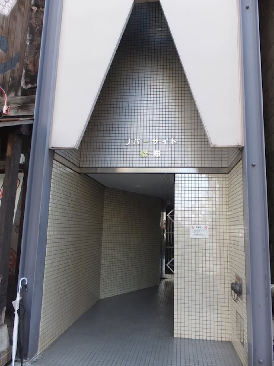 三角の装飾が特徴的な建物です。