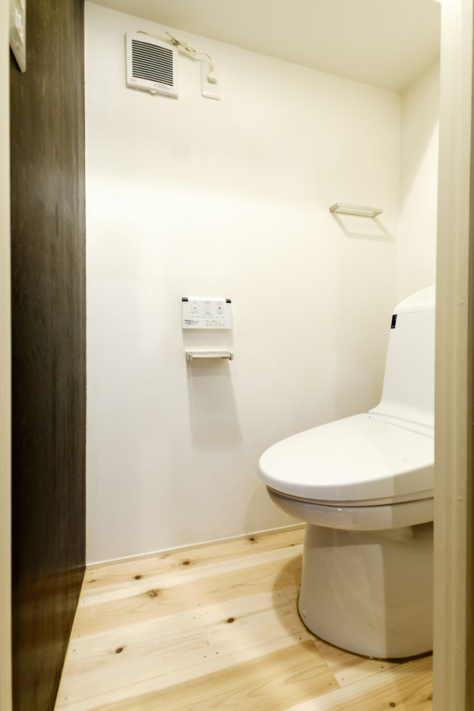 明るい色味で統一されたトイレです。