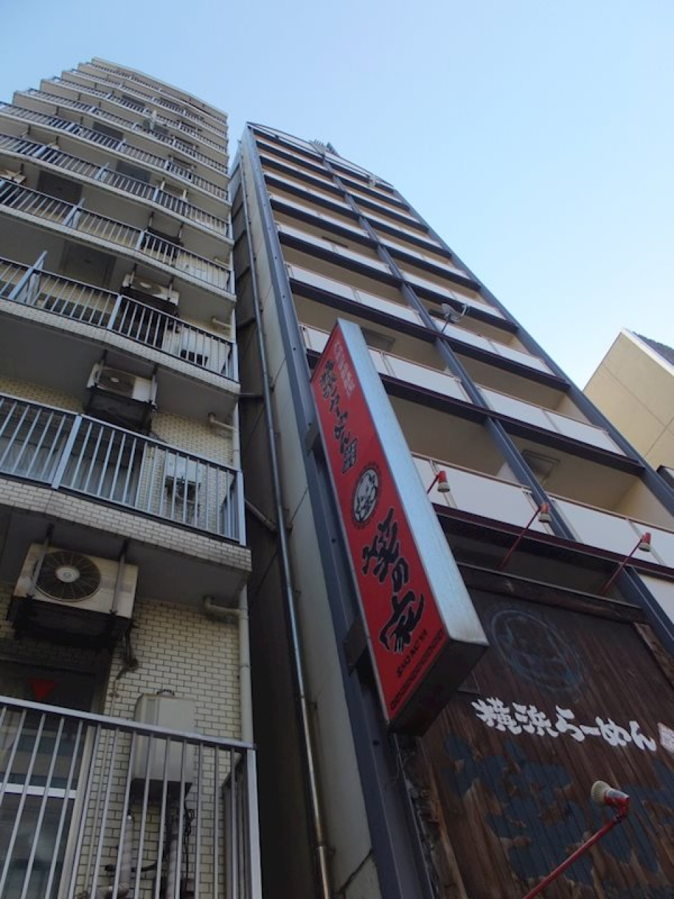 お隣のビルと距離は近め。