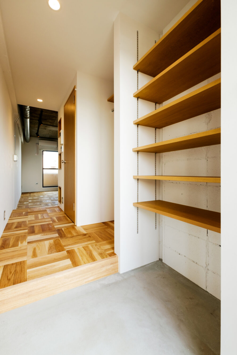 玄関にもたっぷりの収納が。下段には傘なども掛けておけそう。