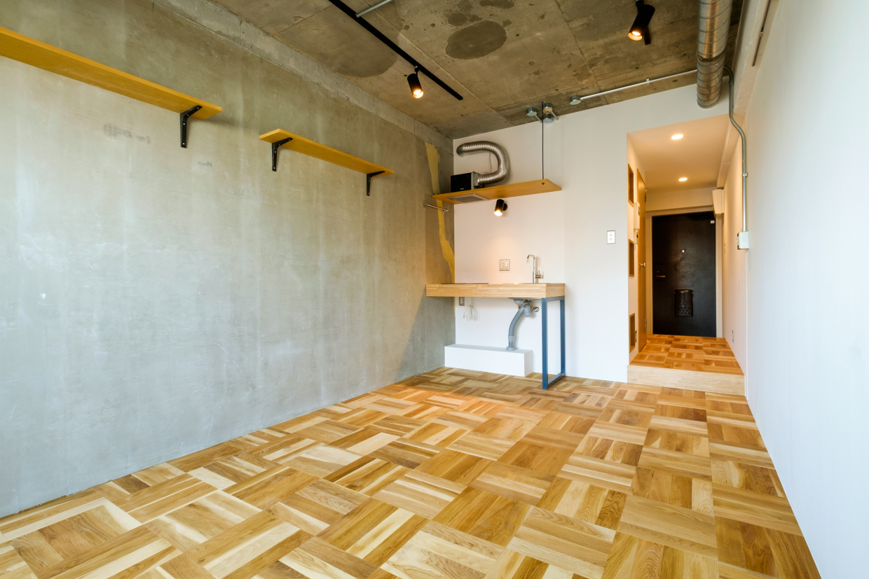 明るいパーケットフローリング&times;クールなモルタルのギャップがたまらない！