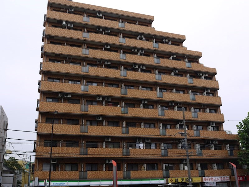 どっしりとした大きなマンション。10階建です！