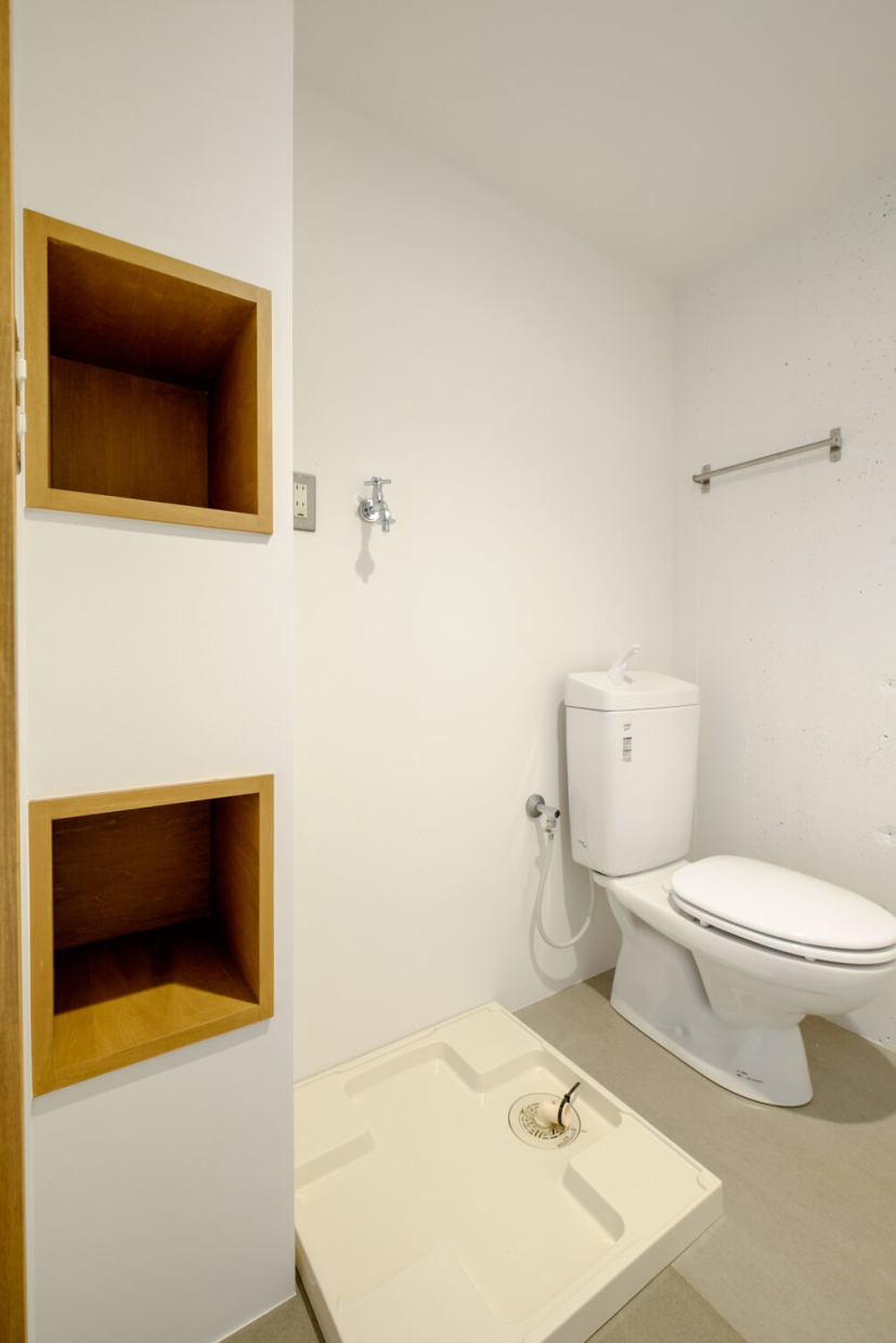 埋め込み式の棚なら、いつもの洗濯洗剤も飾るように置いておけそう。