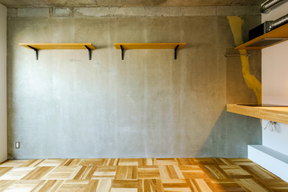 壁の棚には雑貨を飾っても良いし、箱やカゴを並べて収納にしても可愛い！