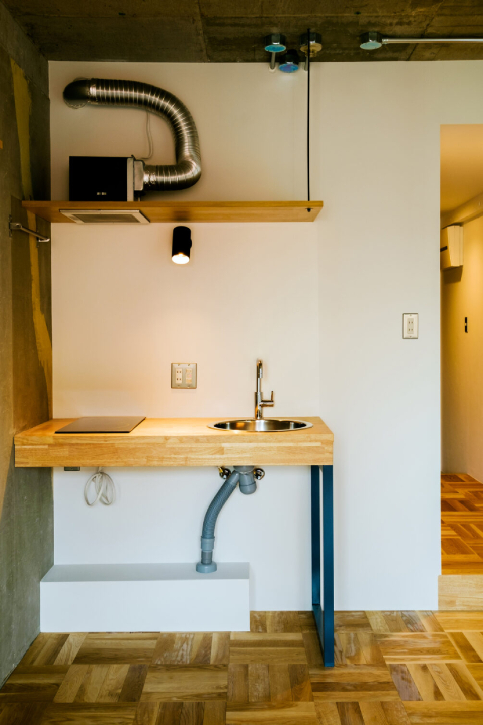 木の素敵なキッチンにも、上部に棚があります。