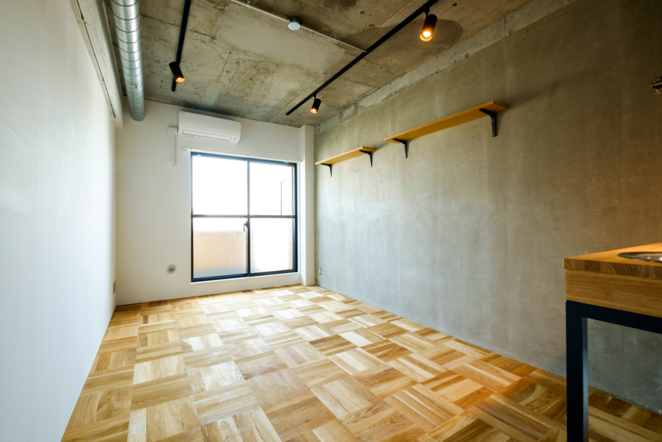 ベランダ側の窓から明るい光が届きます。