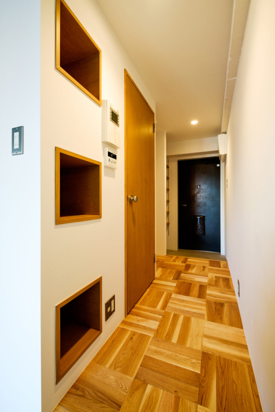 廊下には埋め込み式の棚が！何を飾ろうかな？
