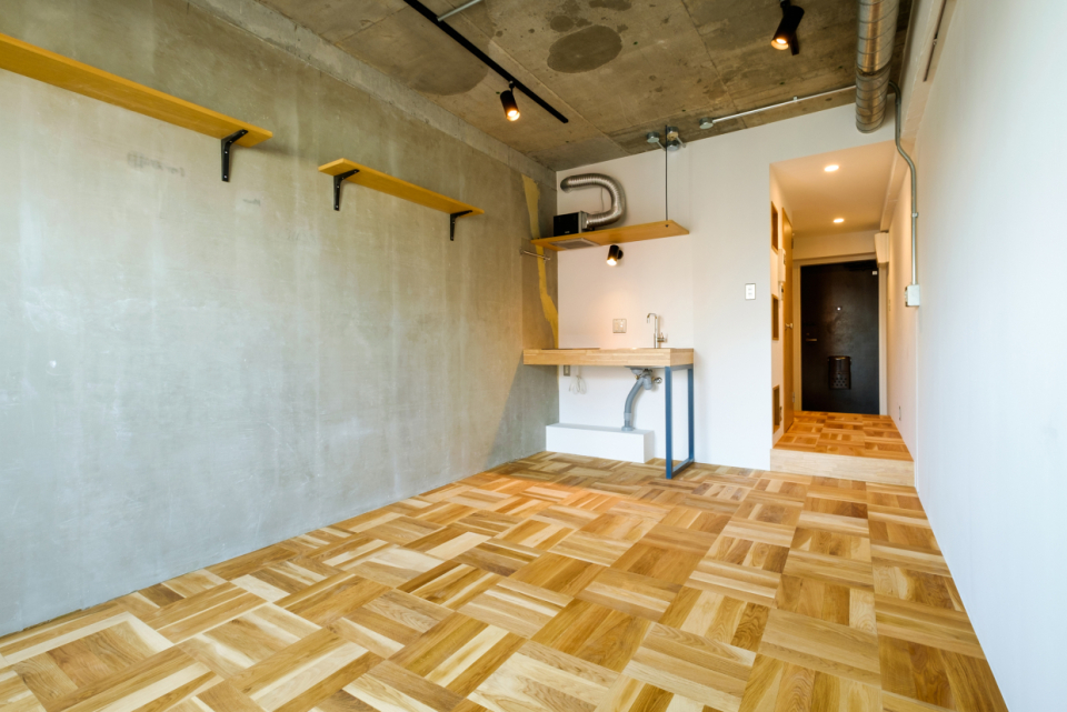 明るいパーケットフローリング×クールなモルタルのギャップがたまらない！