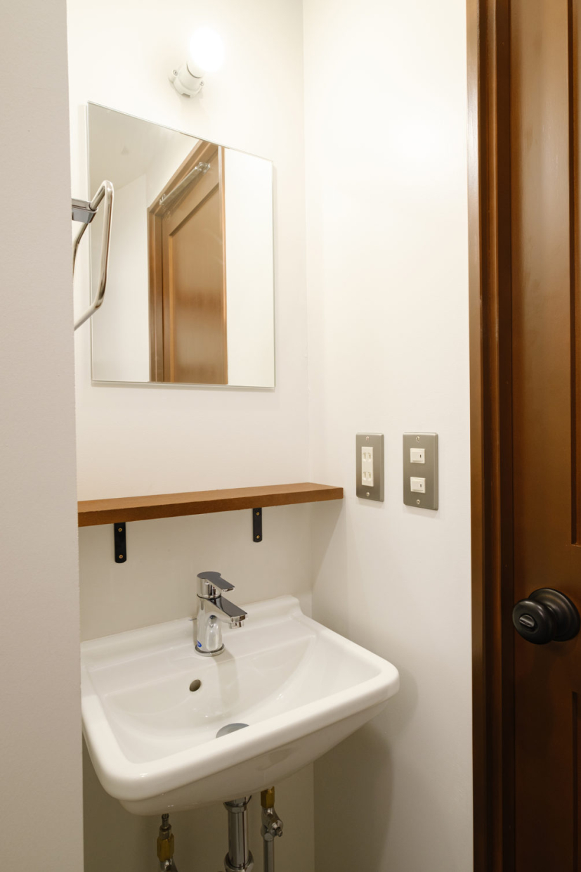 洗面台周りも同じデザインで素敵&hellip;！ちょっと棚があるのが嬉しいです。