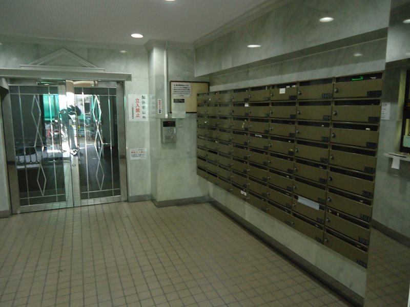 リノベーションのお部屋なので、共用部はレトロな雰囲気。