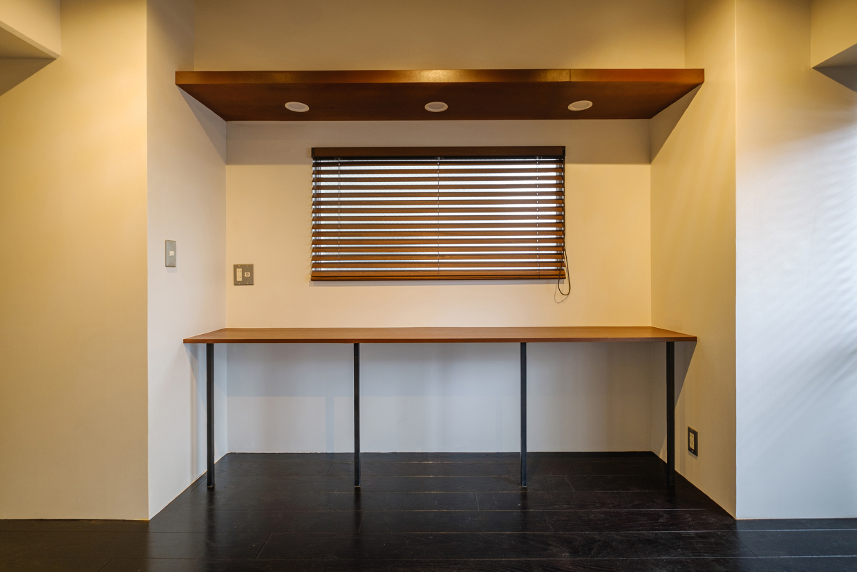 作業兼食事用のデスクとして便利に使えそうです。