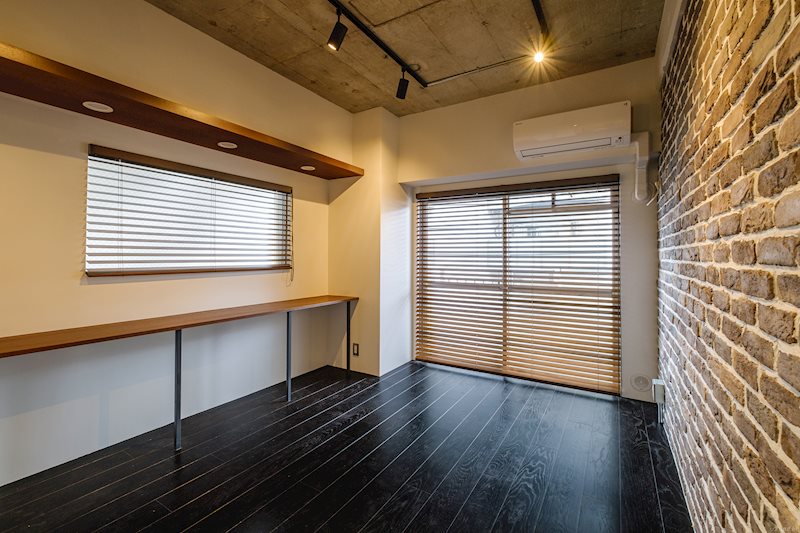 窓付きの壁側には造作のデスクが。