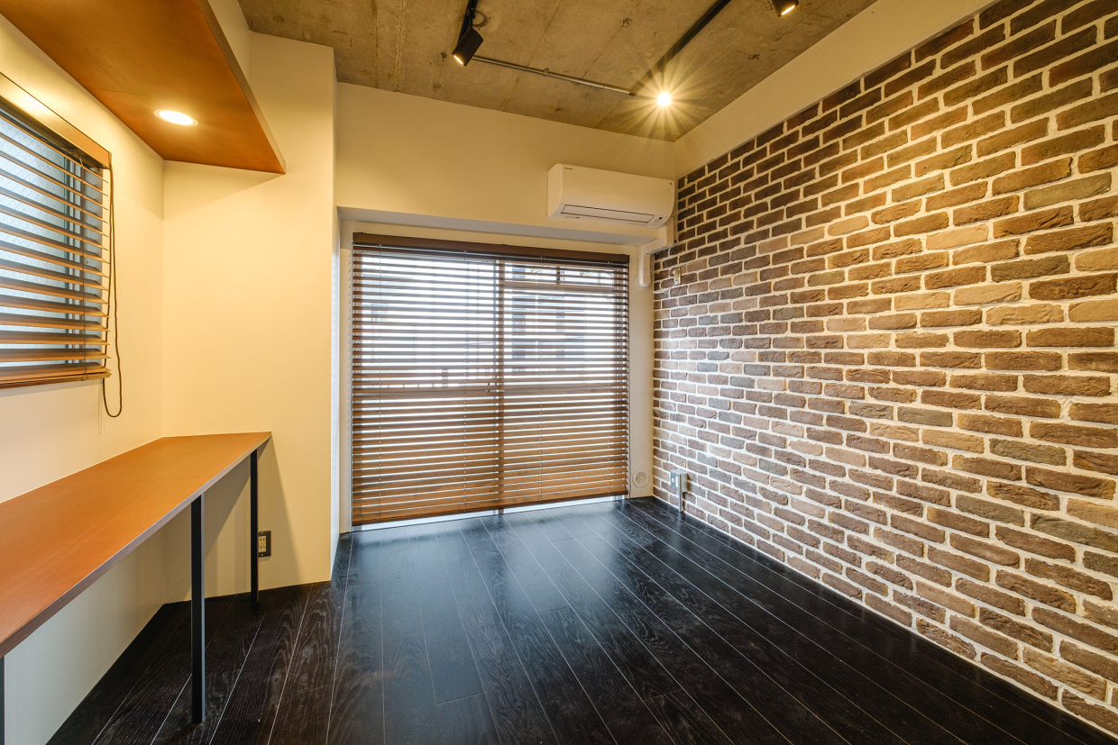 レンガ色のブラインドがとてもよく似合う！