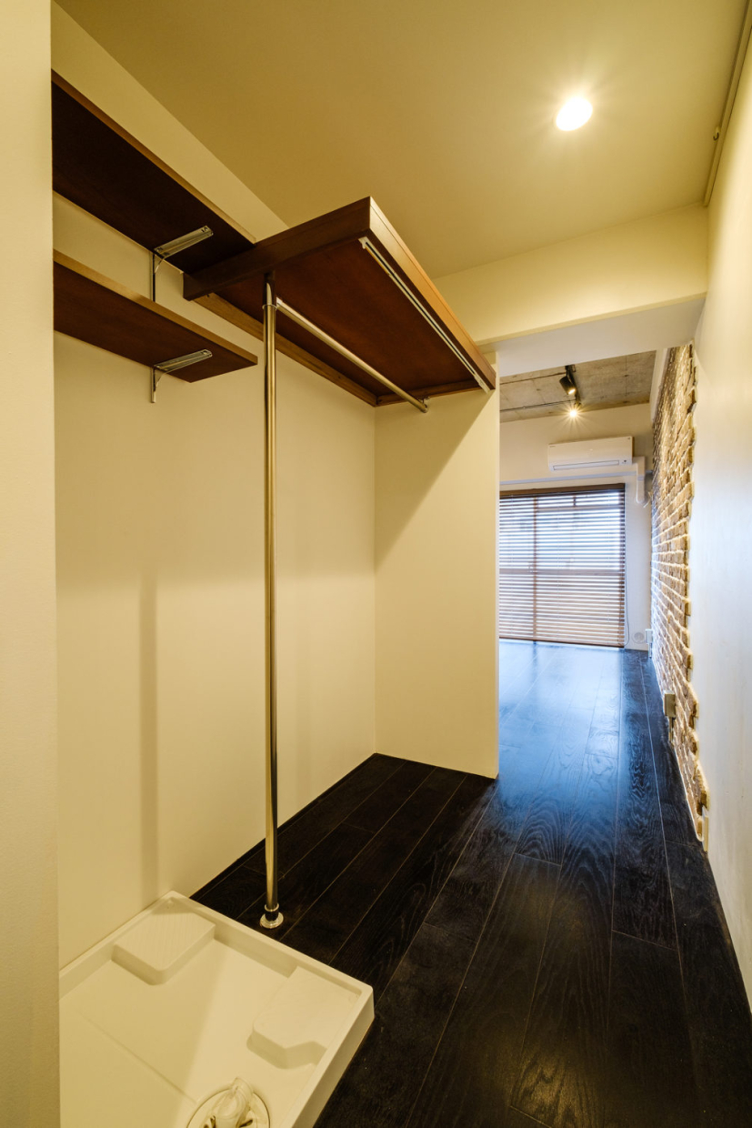 収納は廊下に。洗濯機置き場もここにあります。