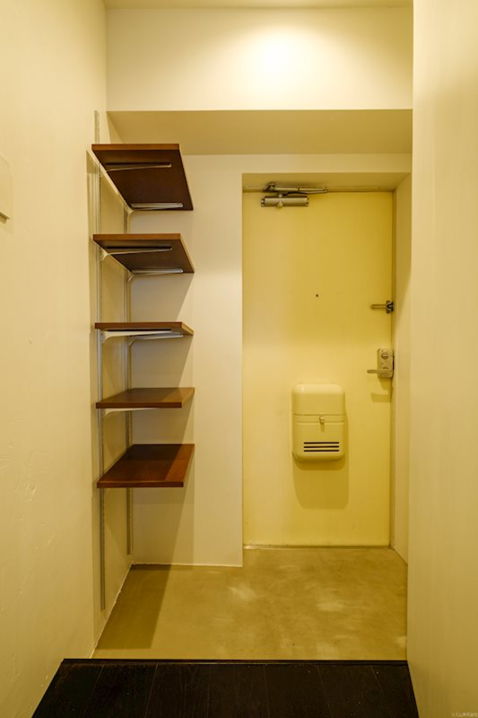 玄関収納はオープンタイプなので、靴の他に傘なども掛けておけます◎