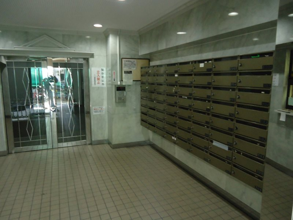 リノベーションのお部屋なので、共用部はレトロな雰囲気。