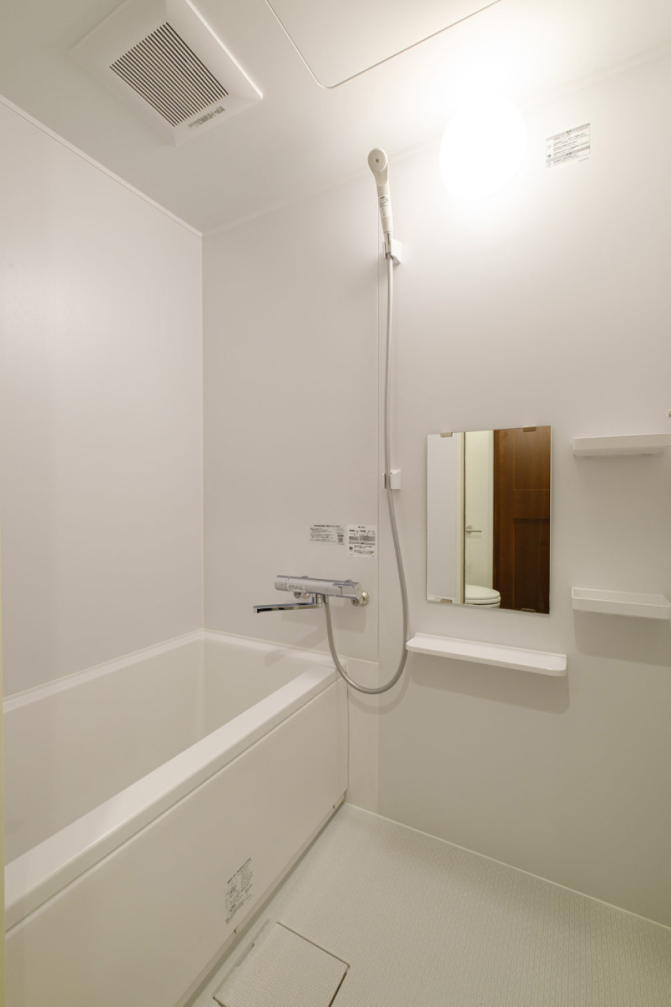 お風呂は清潔感のあるホワイト！
