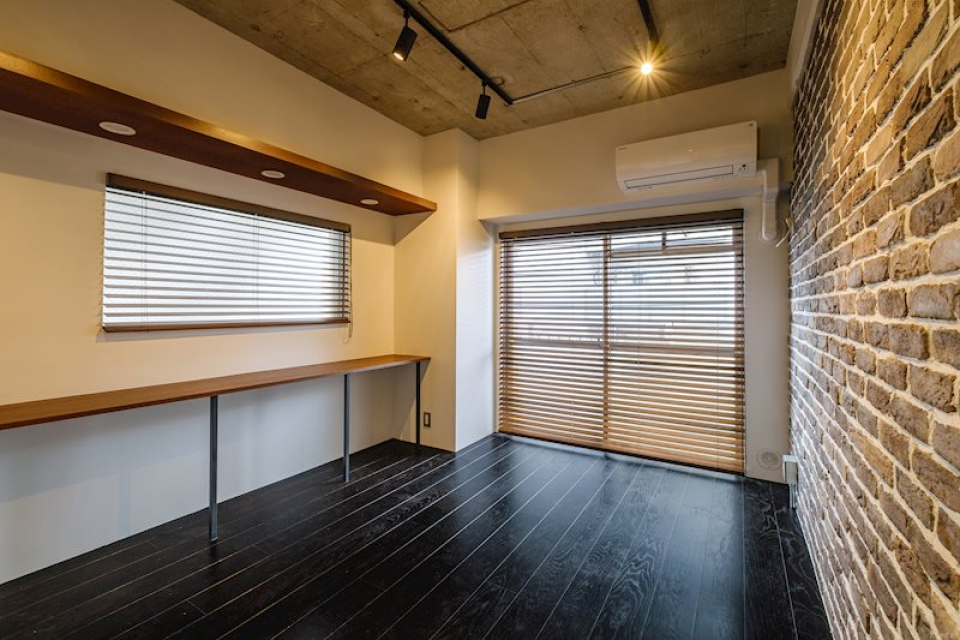 窓付きの壁側には造作のデスクが。