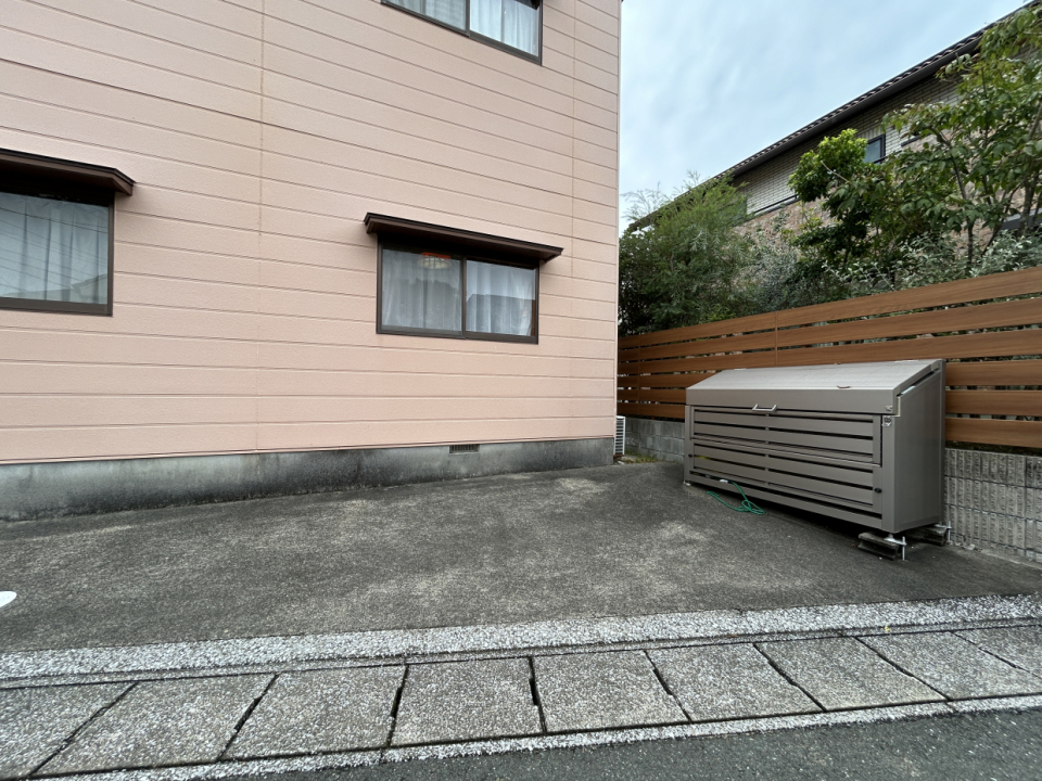 敷地内にゴミ置き場がありました。