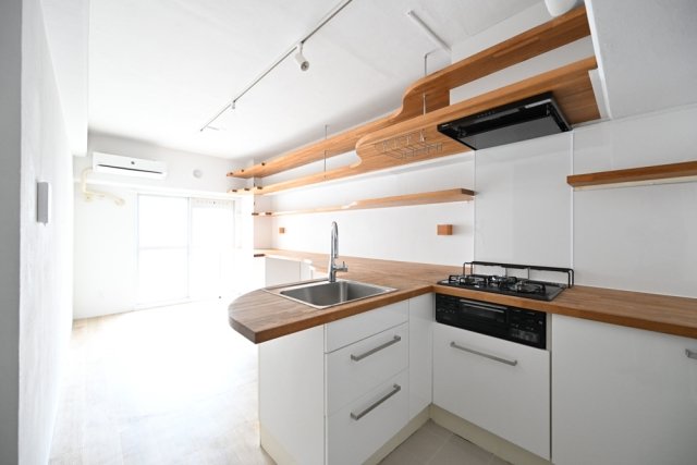 信じられない可愛さのキッチン。カーブしているカウンターが素敵です。