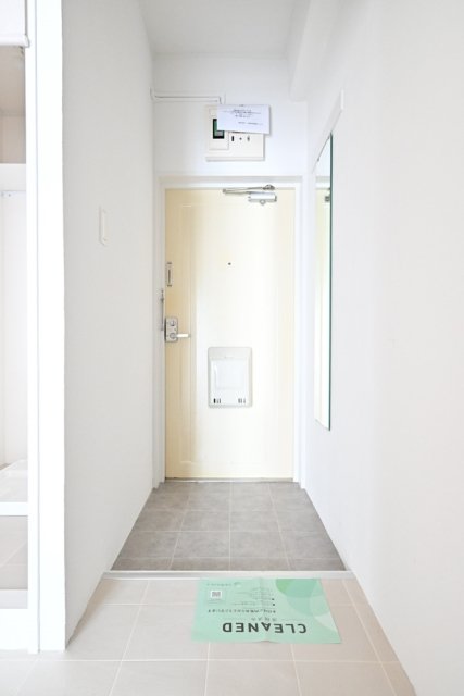 窓からの光がここまで届く明るいお部屋です。