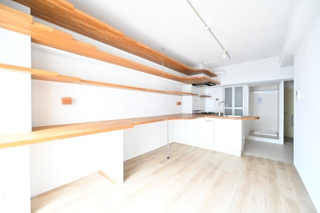 キッチンから窓際までずっと伸びる、カウンター＆棚が圧巻です！