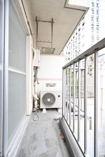 バルコニーは細長めです。