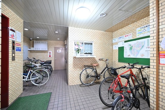 エントランスには、エレベーターと掲示板と&hellip;