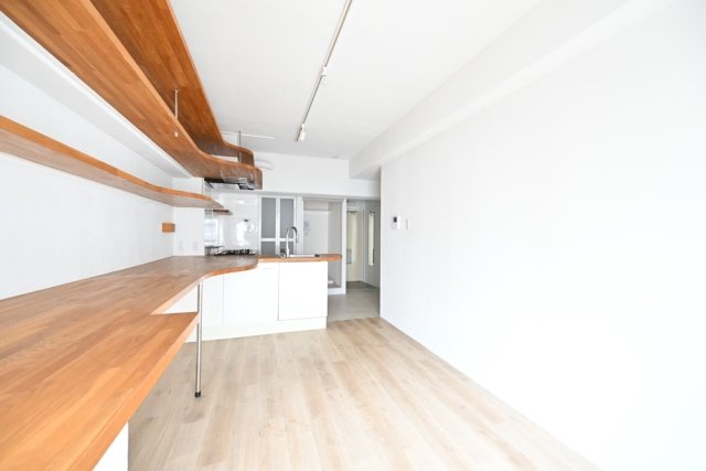 棚板のブラウンと壁の白がとても相性良くまとまっています。