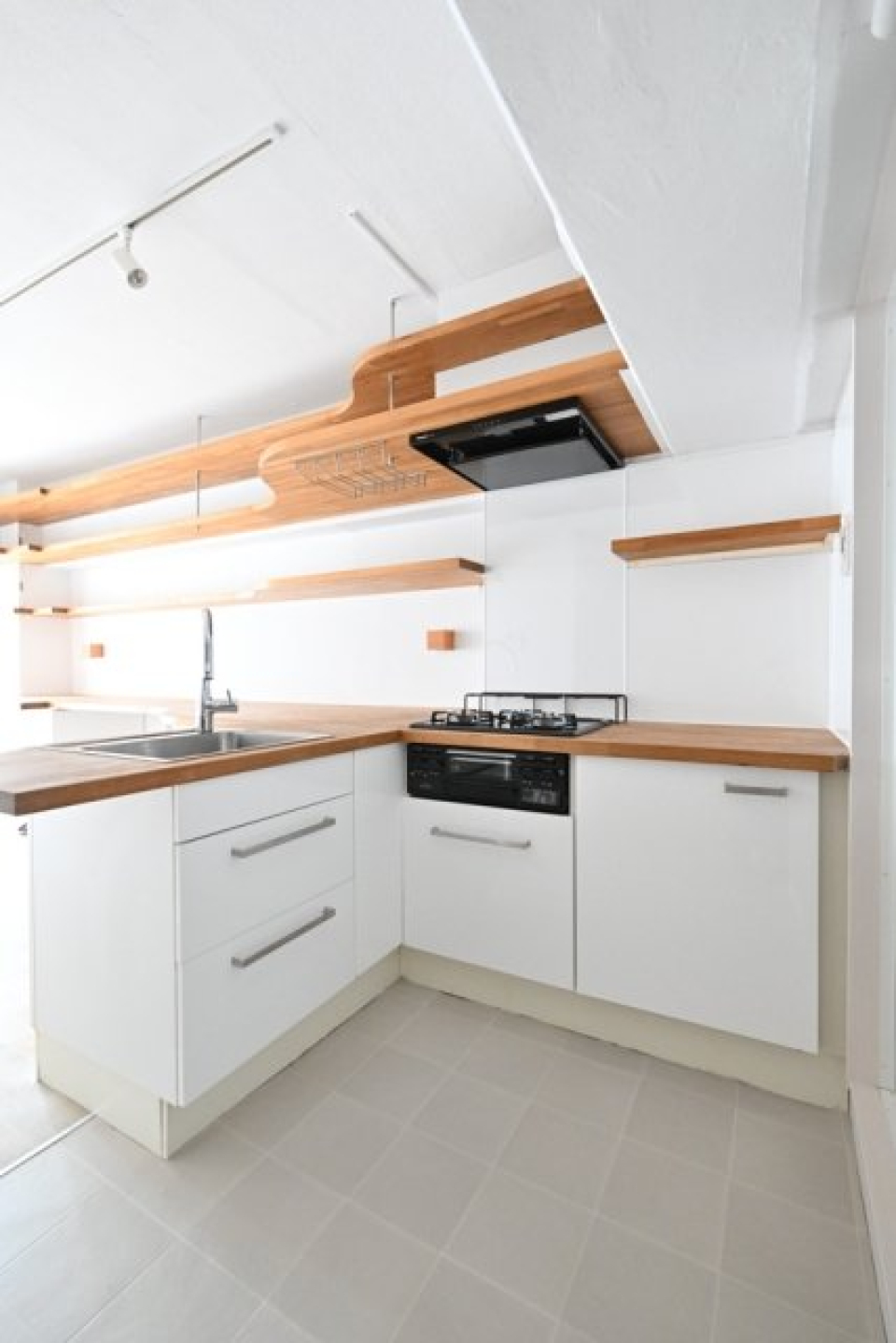 さて、L字のキッチンを詳しく見ていきましょう。