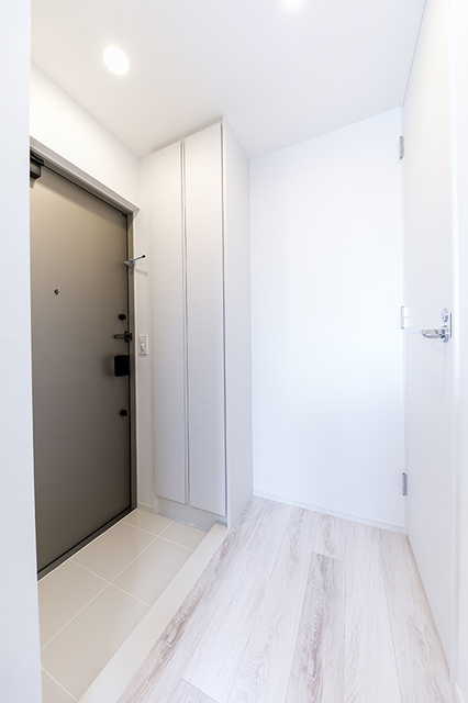 玄関もホワイトベース！扉の横に靴の収納があります。※写真は同タイプ住戸です。