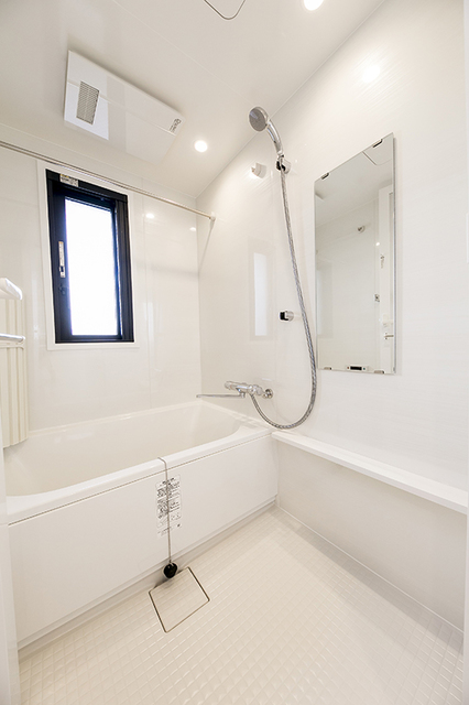 お風呂にも小窓があって嬉しい！※写真は同タイプ住戸です。