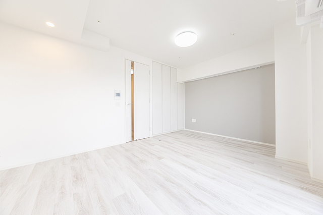 グレーの壁に沿ってベッドを置くとおさまりが良さそうです。※写真は同タイプ住戸です。