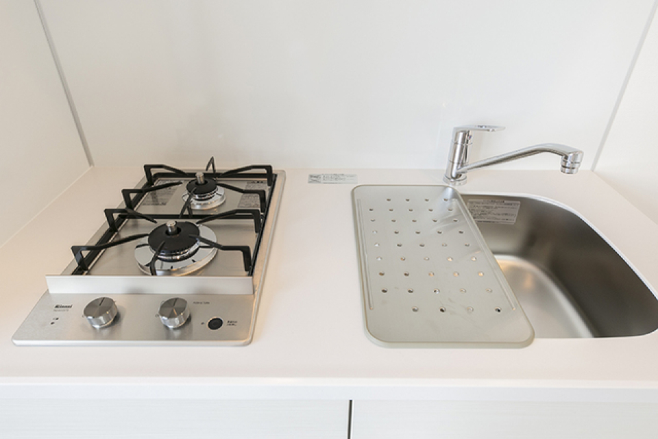 シンクに渡して使うラックのおかげで、作業スペースも少し広がります。※写真は同タイプ住戸です。