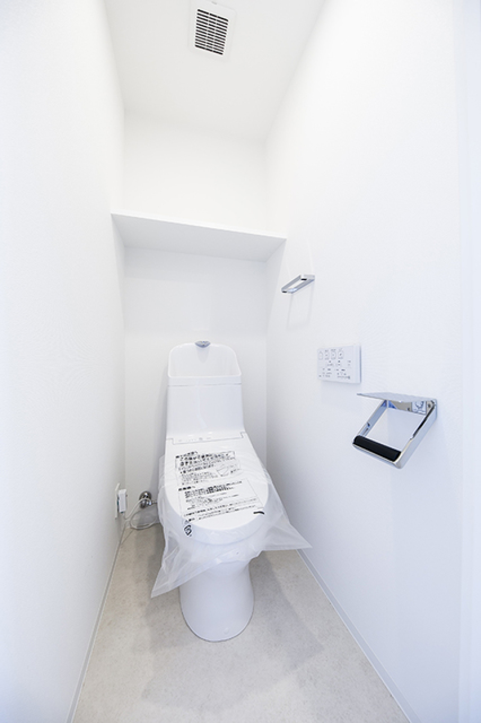 トイレは落ち着く個室タイプ。ここも真っ白！※写真は同タイプ住戸です。