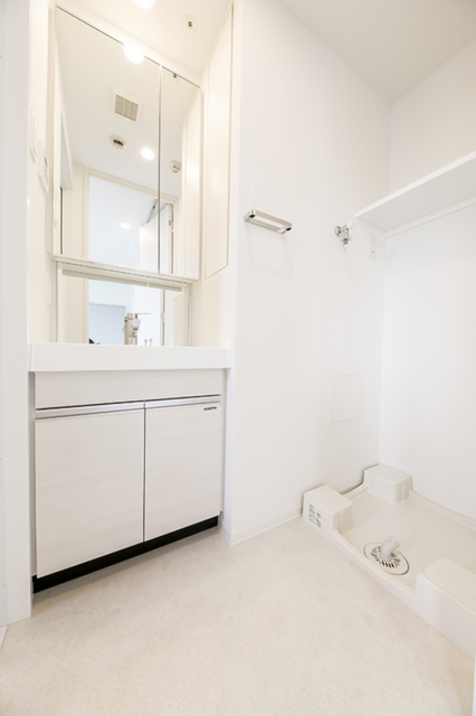 パウダールームももちろんホワイト。使い勝手が良さそうです。※写真は同タイプ住戸です。